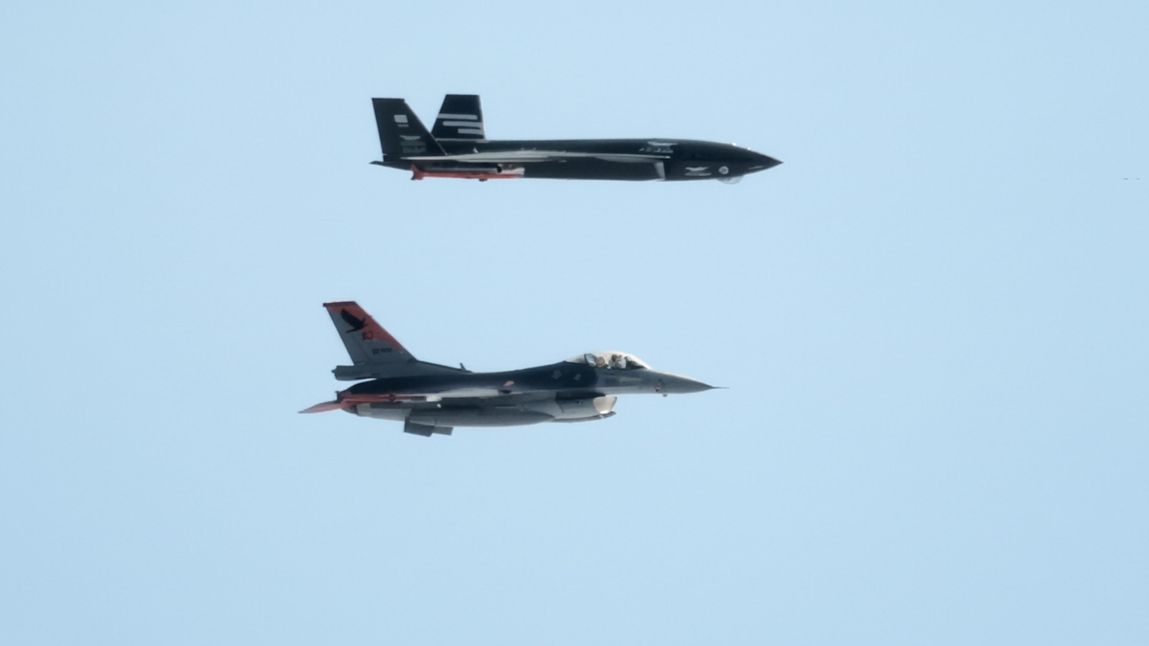 HISTORIC TRIAL FOR BAYRAKTAR KIZILELMA: LOCKED ONTO AN F-16, SCORED A DIRECT HIT IN SIMULATED FIRE!